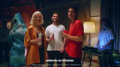 Imaginate tener el ego tan grande como para pedirle a tu equipo de marketing que hagan un video sobre vos.