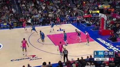 [Highlight] Kyle Kuzma, activated by the special and fashionable Cherry Blossom jersey, hits a long triple. He has 34 so far this game, on 5/9 from deep.