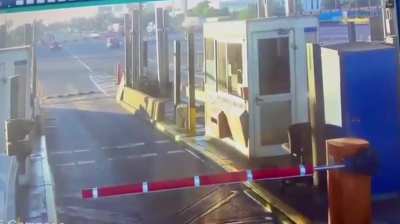 Un automovilista chocó contra el muro de contención de una cabina de peaje y murió
El siniestro ocurrió en ls Panamericana, ramal Campana (Buenos Aires)