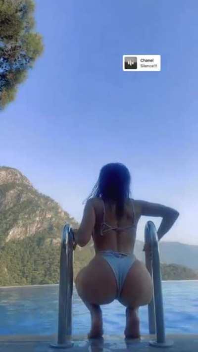 You know who is she OHHH