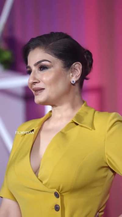 In another series,that's looking was banger from cleavage angles, trying to hide from shutterbugs to click more pics just flashing angle directly in front of her face, she got to frustrated at this event.