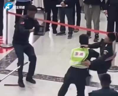 Something straight of wrestling but way better. Glorious police takedown 