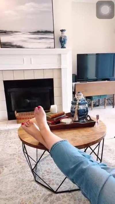 @madradalphachick was live yesterday showing off her cute hot cute raspberry red toes!! ❤️❤️