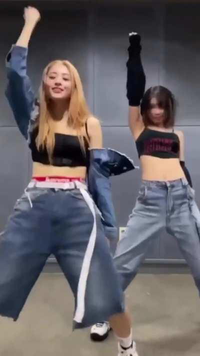 Chaewon with Yunjin of LE SSERAFIM