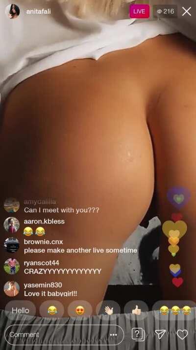 Flashing her bubble butt LIVE