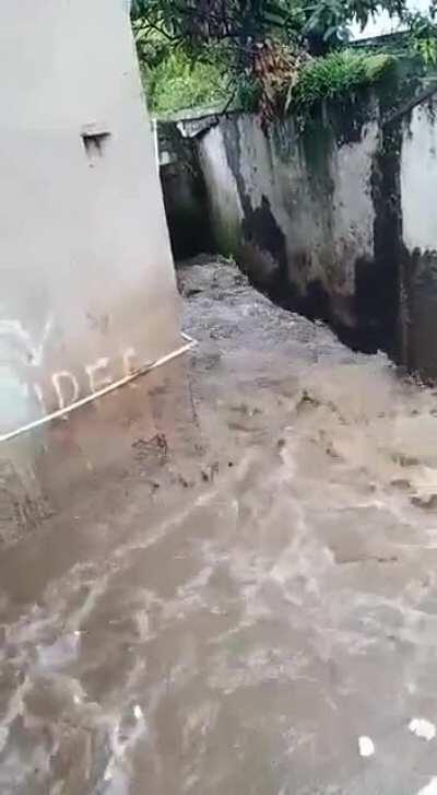 Pengendara sepeda motor hanyut terbawa arus