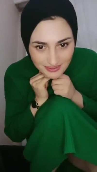 Türbanlı yayıncı ogluyla takılıyor 