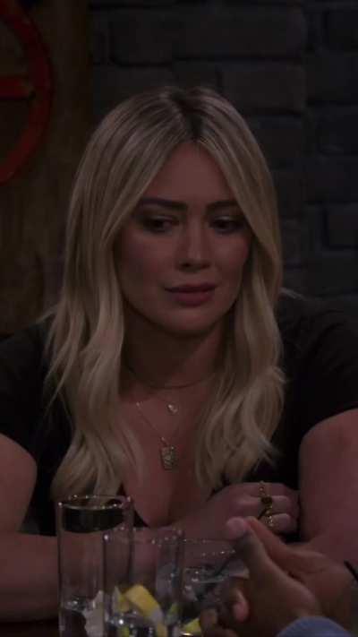 Hilary Duff (How I Met Your Father S01 E01)