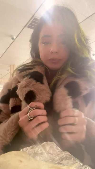 [f] dared to show my Tits at the Taqueria ;)