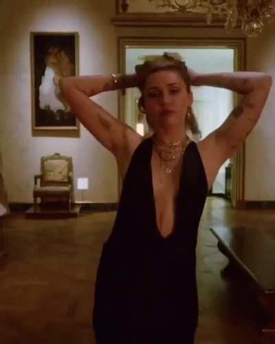 obsessed with petite queen Miley Cyrus - would do anything to always worship and be her subby hubby