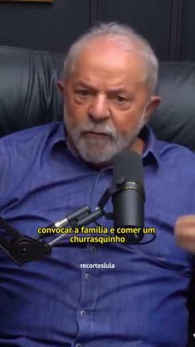 Churrasquinho inclusivo, com carne e cerveja pra quem gosta e bife de soja para os veganos.