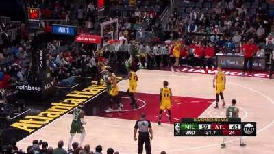 [Highlight] Khris Middleton sizes up John Collins and hits the pretty side-step 3