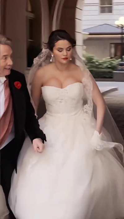 Selena Gomez’s bouncing tits 😍🤍