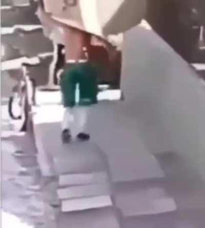 This absolute unit of a crackhead