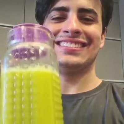 Vai um suco de whattszap?