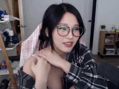 Hyoon Casually Showing Her ?