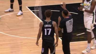 [Highlight] Kessler Edwards checks in with his jersey untucked, Middleton tattles, and Edwards gets hit with a delay of game technical