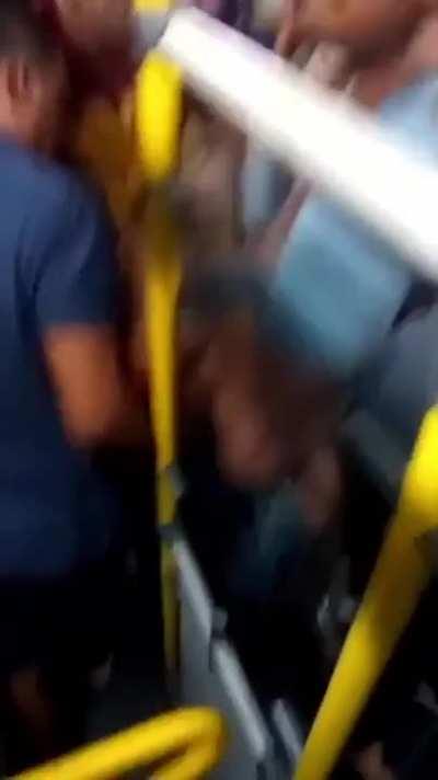 Guy announces robbery inside a crowded bus, gets lynched. Rio de Janeiro, Brazil.
