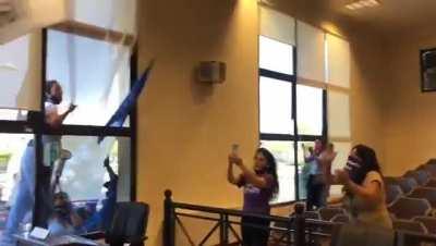 Tigre: militantes del movimiento Evita junto a la Cámpora no dejaron asumir a un concejal. Entraron rompiendo todo en el concejo deliberante. Concejales tuvieron que resguardarse con la policía en la oficina de presidencia.