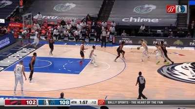 [Highlight] Luka throws it down to extend the Mavs lead to 8!