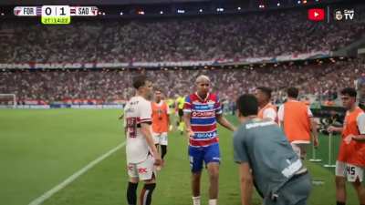 Deyverson dando carrinho no preparador fisico do São Paulo