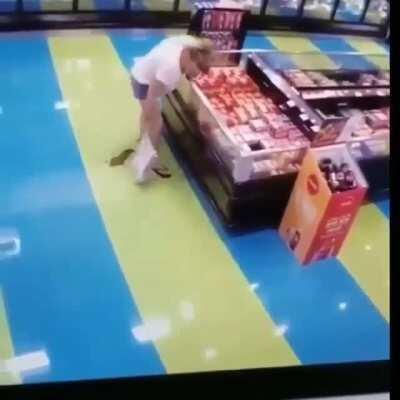 Pero luego ellas se asquean por ver a un hombre orinar en la vía pública. En fin, la hipocondría 😒😔