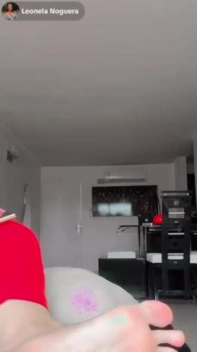 Leonela Noguera Shows more soles pt:1