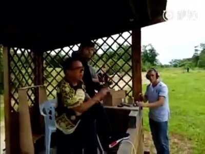 I'm the main character and I know how to use this gun