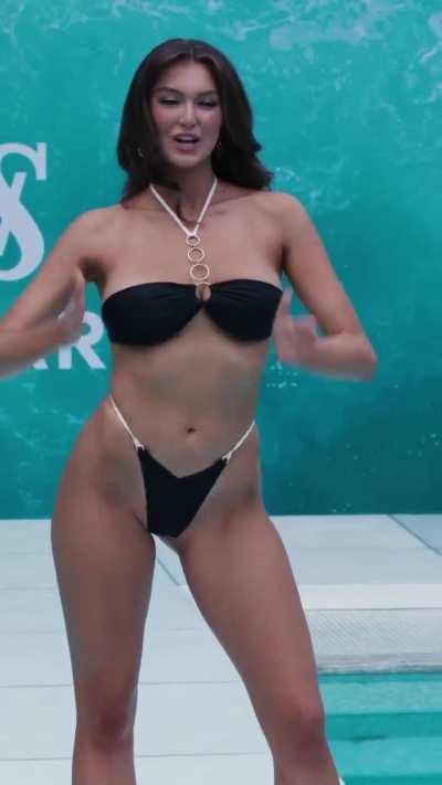 Wait till she turns around ;)