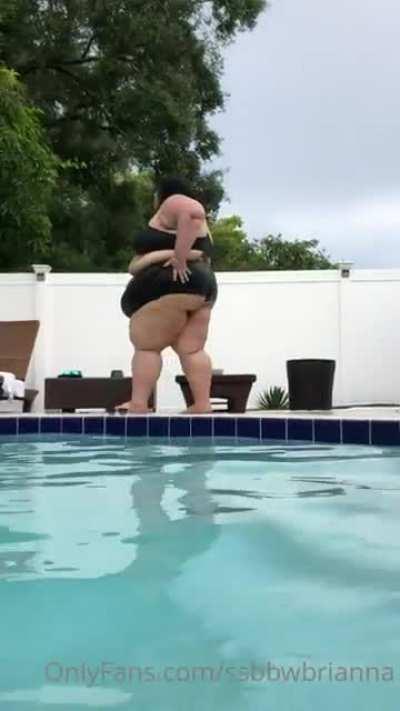 ssbbwBrianna in the pool 😍🙏🙏