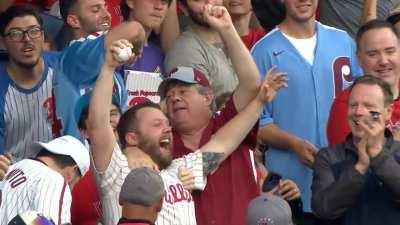 [Highlight] Phillies fan celebrates after catching a home run ball from Didi Gregorius.