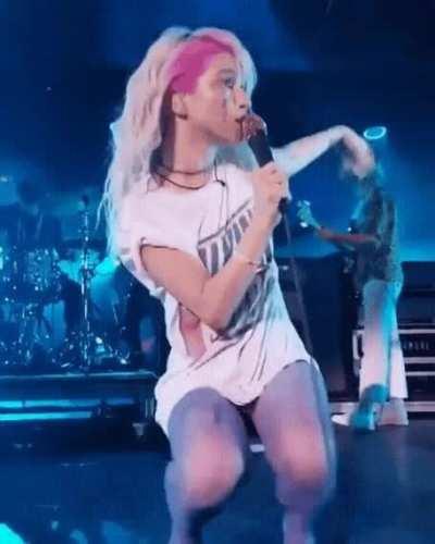 Imagine she rides you Like that 🤤🤤🤤