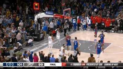 [Highlight] Shai Gilgeous-Alexander's wild game winning buzzer beater goes in and out