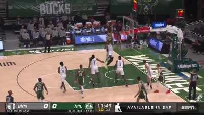 [Highlight] Giannis flies high for the alley-oop