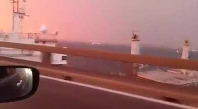 Ponte Rio-Niterói é fechada devido à colisão com um navio à deriva. Esse vídeo registra o momento da colisão.
