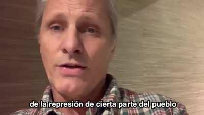 Aragorn se pone la capa