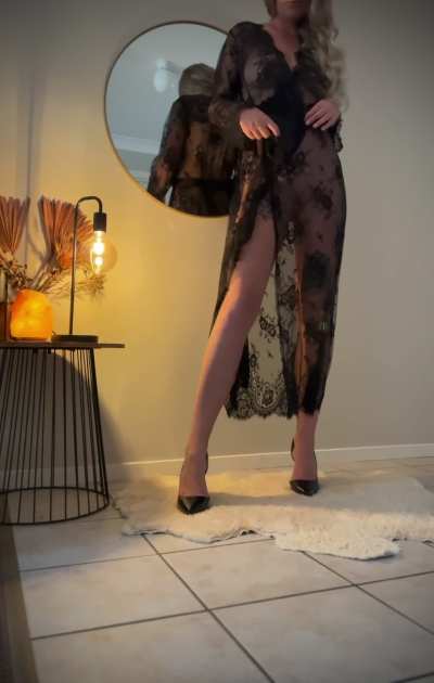 Can you resist a leggy aussie blonde in heels? 