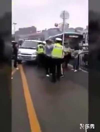 城管如此残暴殴打抢夺小贩，习主席他老人家肯定不知道😅