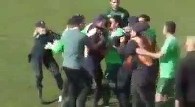 REPUDIABLE: Un jugador de f&uacute;tbol golpe&oacute; a una &aacute;rbitra en un partido de la tercera divisi&oacute;n