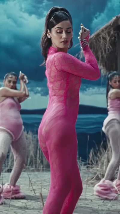 Manushi Chillar is such a Meatushi in this song