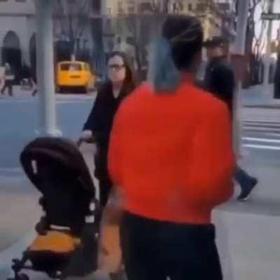 Holup, what kind of insanity do New Yorkers go through to not look? oO