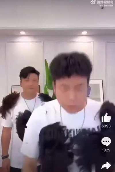 Selling wigs on live stream