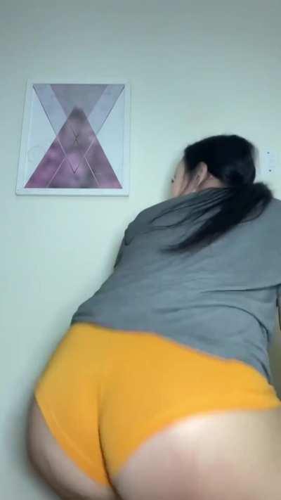 This is how i shake my ass at parties (fuckdoll)