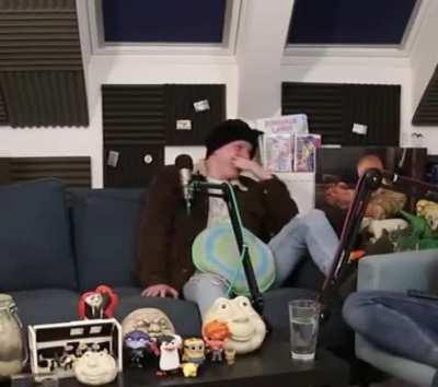 Jim dying of laughter always makes me die of laughter. Junjun.