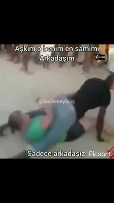 H-hayır, sadece arkadaşız hayatım