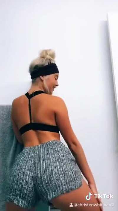 TikTok: @christen_rene // Age: 20 // Booty was THANGIN&rsquo; ong 🍑🤩