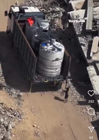 Child rushing to get water in gaza