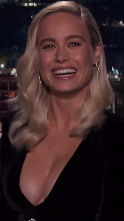 Brie Larson is a goddess and her dress elevates her status to a whole new level! 🖤