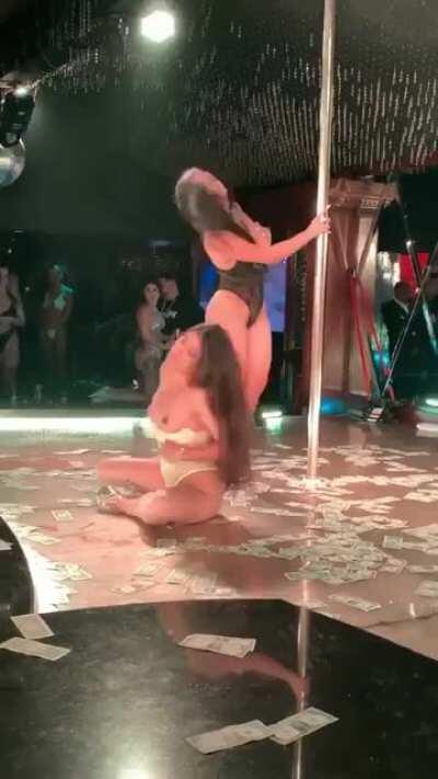 I love the DJ 🤣 POP THEM TITTIES!