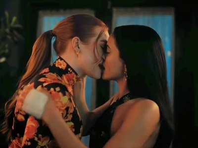 Wanna get dirty for Camila Mendes and Madelaine Petsch